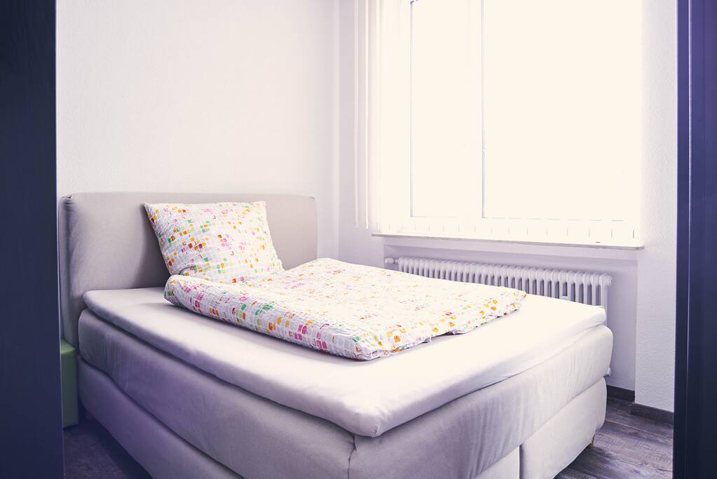 bequemes Boxspringbett, geeignet für 2 Personen
Größe: 200 cm mal 165 cm
