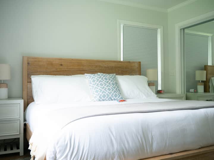 Le lit à mémoire de forme et les draps de luxe de cette chambre King Size rendront vos nuits reposantes et revigorantes. Cette chambre a accès à sa propre salle de bain par un couloir privé.