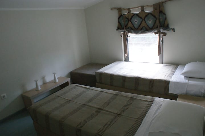 ห้องนอนรองพร้อมเตียงเดี่ยว 2 หลัง