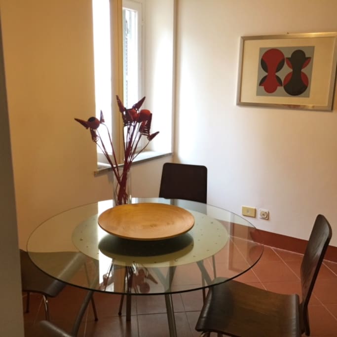 Cucina con tavolo da pranzo