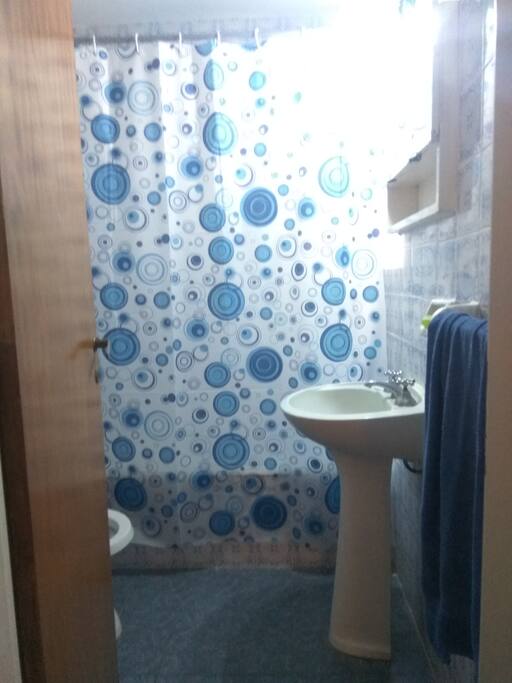 Baño completo con Inodoro, bidet, lavatorio, ducha y espejos.