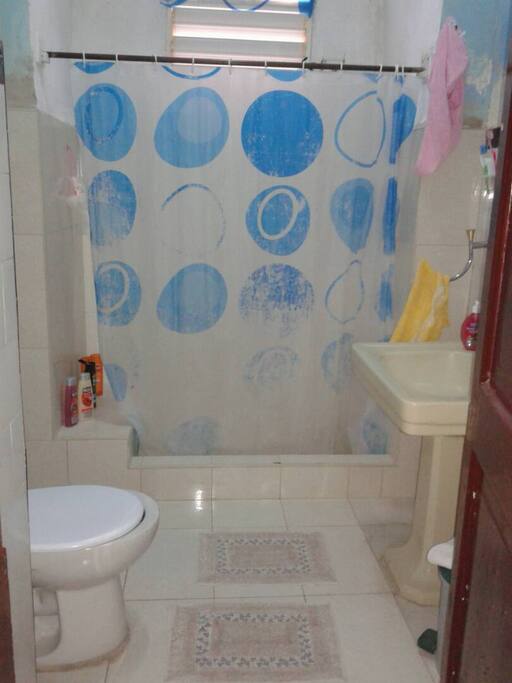 Cuarto de baño privado y amplio agua caliente