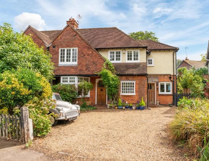 Superb 5 Bed House In Beautiful Leafy Weybridge - Woking
