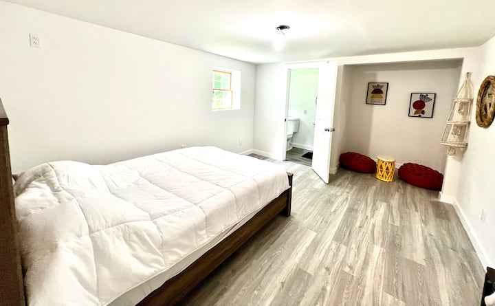 Dormitorio en el sótano #5: cama tamaño queen • incluye medio baño en la habitación (aparece en la foto) 