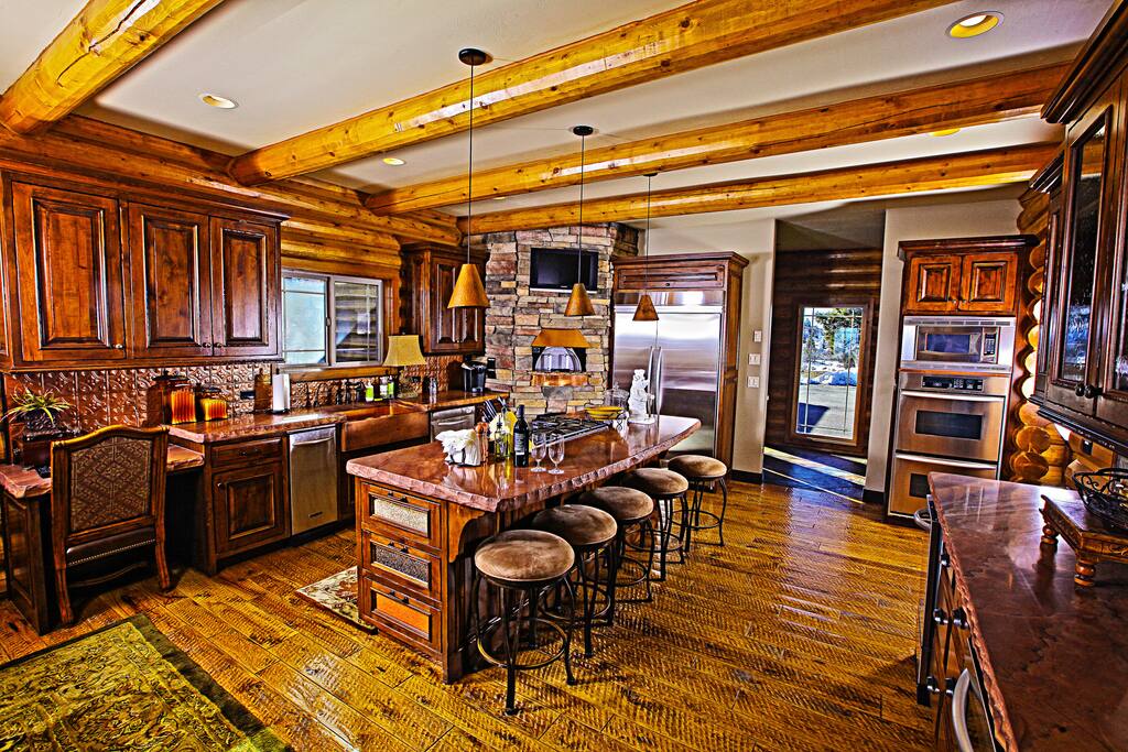 Gorgeous, fully-appointed kitchen