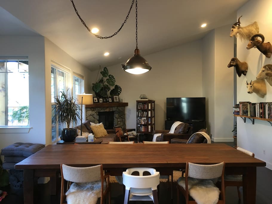 The dining/living room.