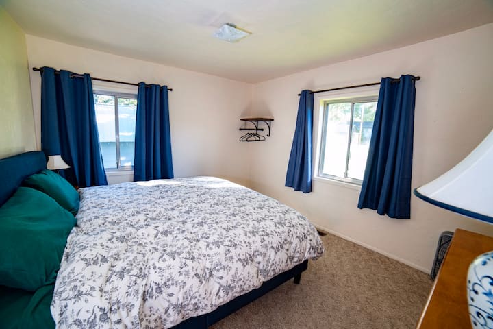 主卧位于一楼，配有加大双人床