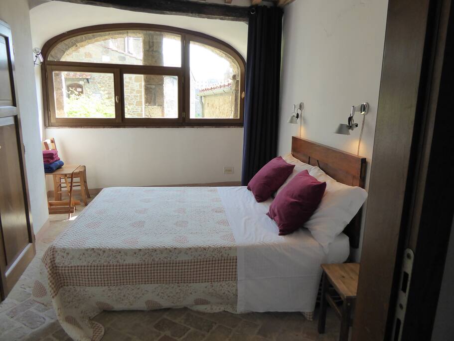 Camera doppia con vista sul giardino, bagno privato dotato di doccia/ double bedroom with bathroom, with sight