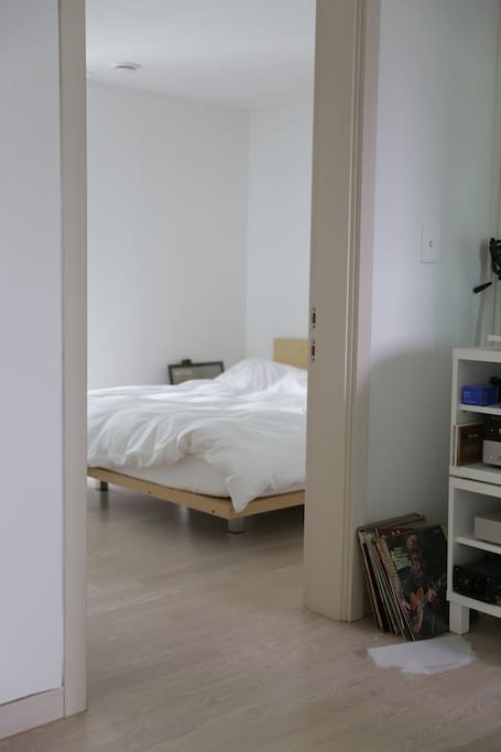 simple and minimal bedroom