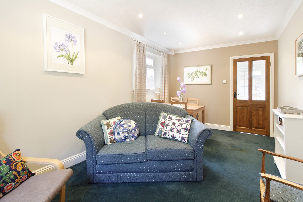 Top Airbnb: 1 bed apartment. Village location. Heathrow 25mins in Buckinghamshire