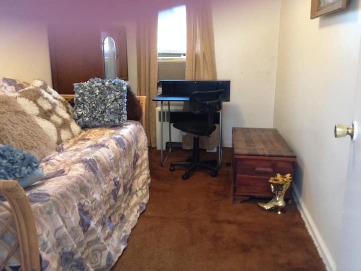 Sofá cama, escritorio con silla, aire acondicionado, cómoda y clóset