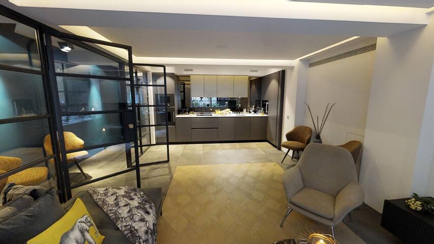 Modern and Gorgeous 2 Bedroom and 2 Bathroom in Soho gallery image 2