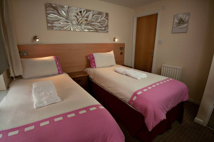 2 bedroom Apartment, Free parking onsite gallery image 2