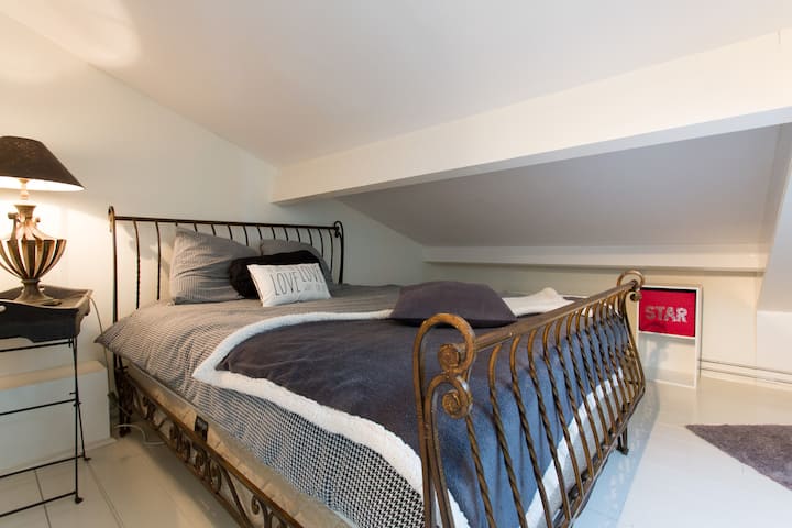 Dormitorio en el primer nivel con aire acondicionado, una cama doble y 2 camas individuales. Dormitorio en el primer piso con aire acondicionado, una cama doble y 2 camas individuales.