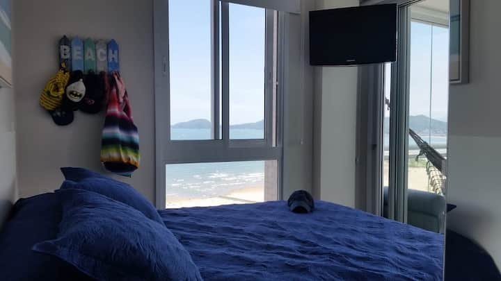 Quarto - Vista para o mar, cama de casal, armários e privacidade de um apartamento