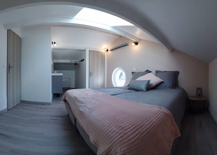 غرفة ماكسنس (15 مترًا مربعًا )/ شخصان / سريران 80 × 200