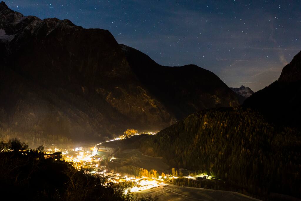 Nachthimmel - Blick ins Dorf