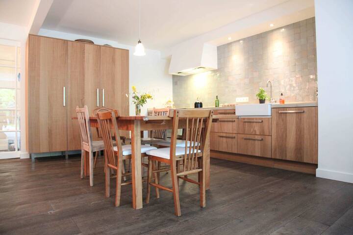 Charming townhouse with workspaces & garden gallery image 3