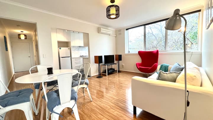 Chic 2br Apt,free Wifi & Parking–2 Min To Train St - Melbourne