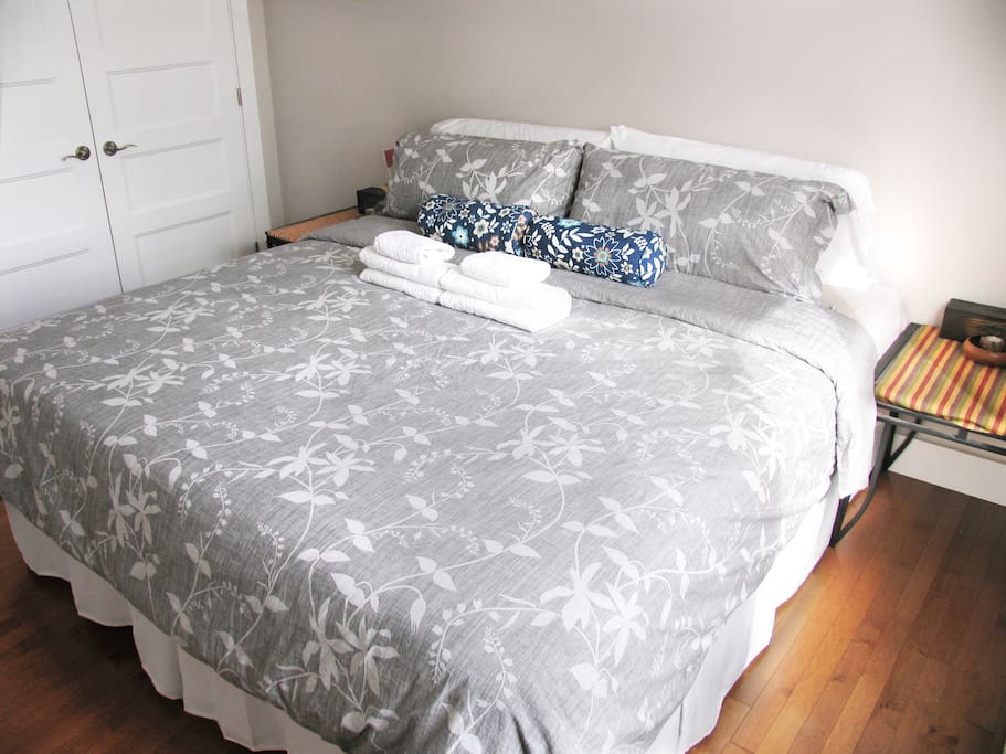 King Size Bed, 2 night stands.
1.8米舒适的双人大床
