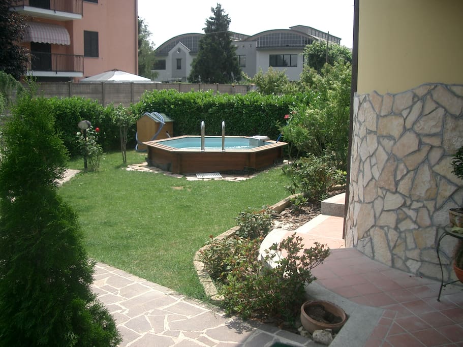 VASCA IDROMASSAGGIO E GIARDINO ESTERNO