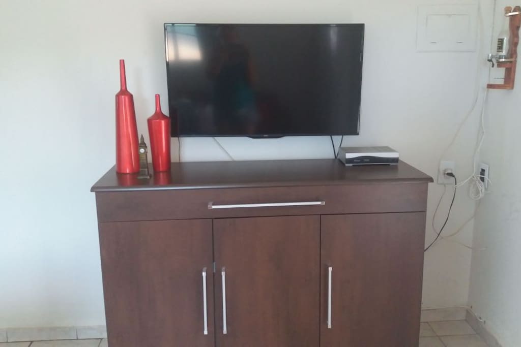 Sala, com tv a cabo e internet.