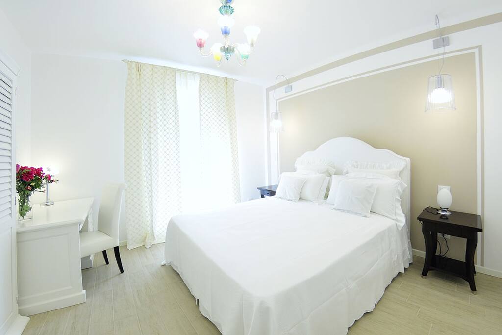 Camera da letto matrimoniale con letto kigsize
