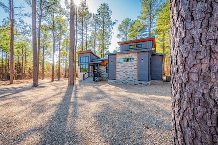 BRAND NEW "Boho Bungalow" HIGH LUXE 2 Bedroom Cabin Near Broken Bow Lake!
