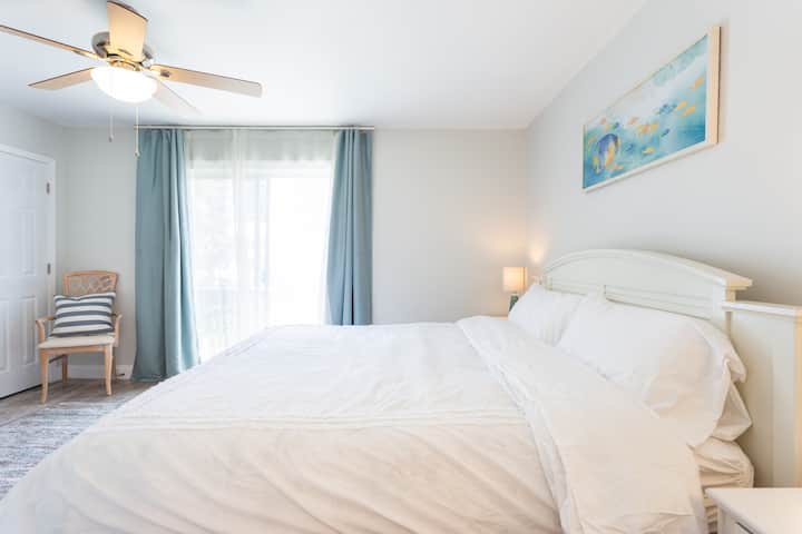 Master bedroom with king size bed, high quality mattress, soft beddings, TV ,  laptop friendly space, slide door to the private balcony and a beautiful private bathroom!