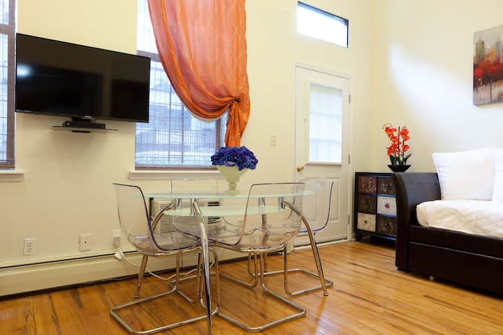 Twin Daybed ბრტყელეკრანიანი ტელევიზორით. Დამატებითი სივრცე კიდევ ერთი დედოფლის ზომის საწოლის მოსაწყობად. მოსასვენებელი მაგიდა