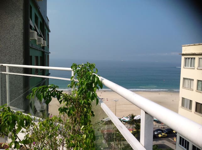 SUPER COZY FLAT ONE BLOCK FROM The BEACH