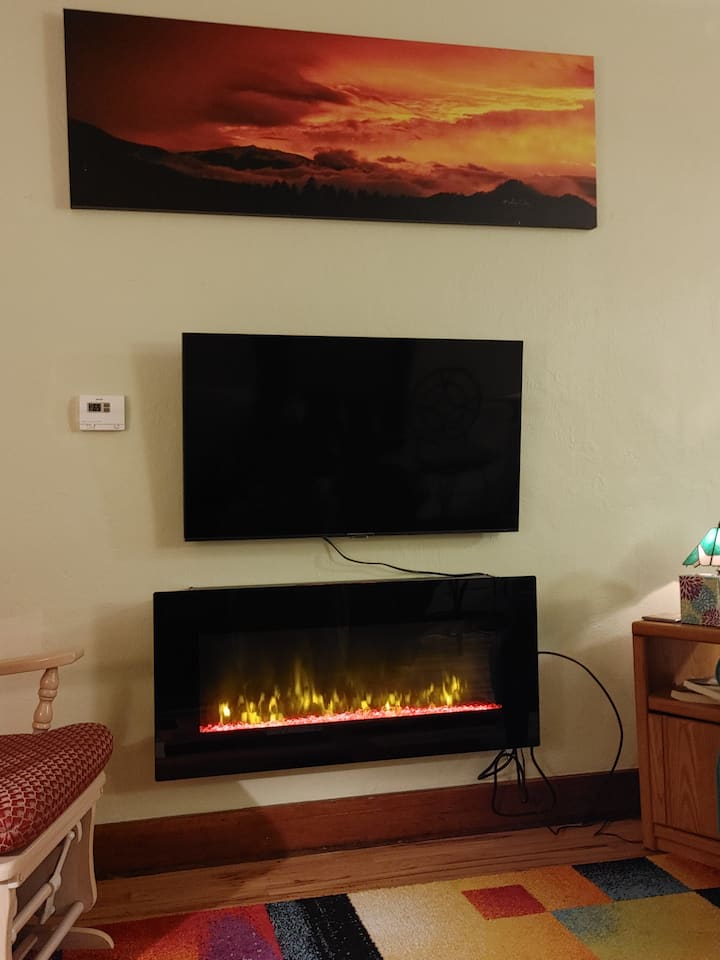 Colorful 2 Bedroom Pet Friendly Home - Grand Junction, CO