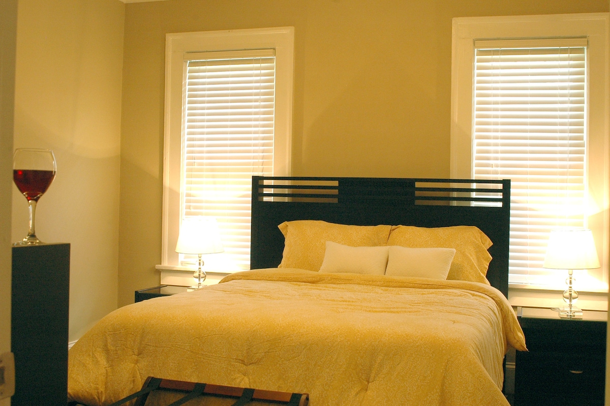 Dhoma e gjumit 1 me një dyshek dopio "queen". 