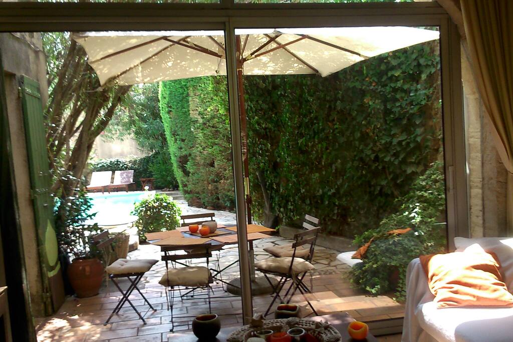 Salon donnant de plein pied sur terrasse