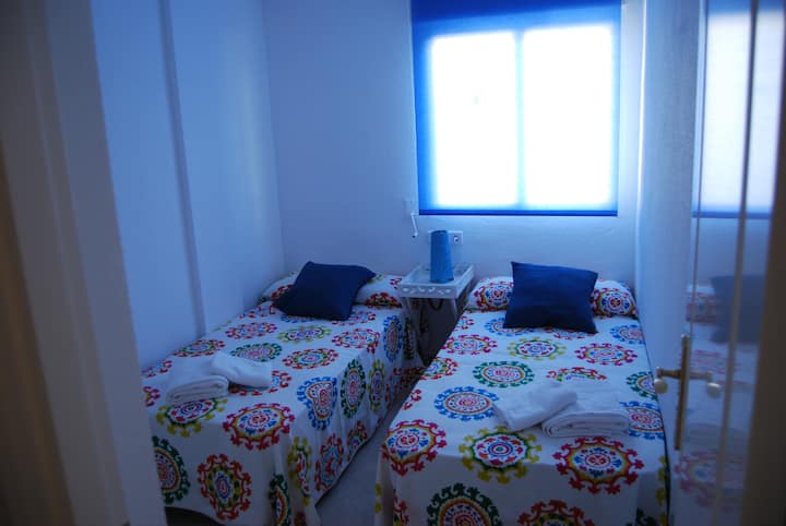 Schlafzimmer mit 2 Einzelbetten und Kleiderschrank.