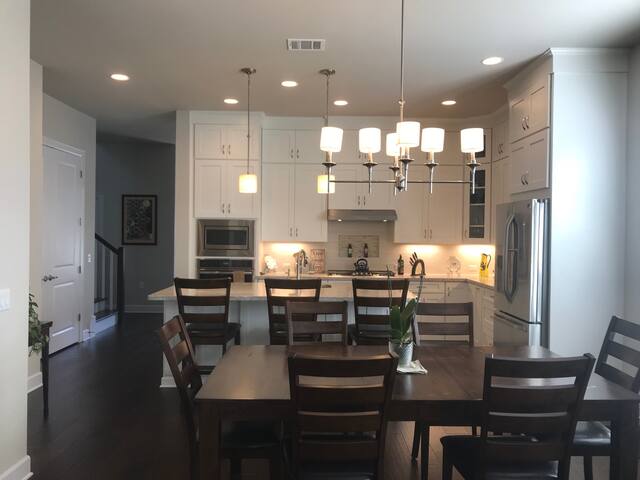 Beautiful Crestview House, Great Location!