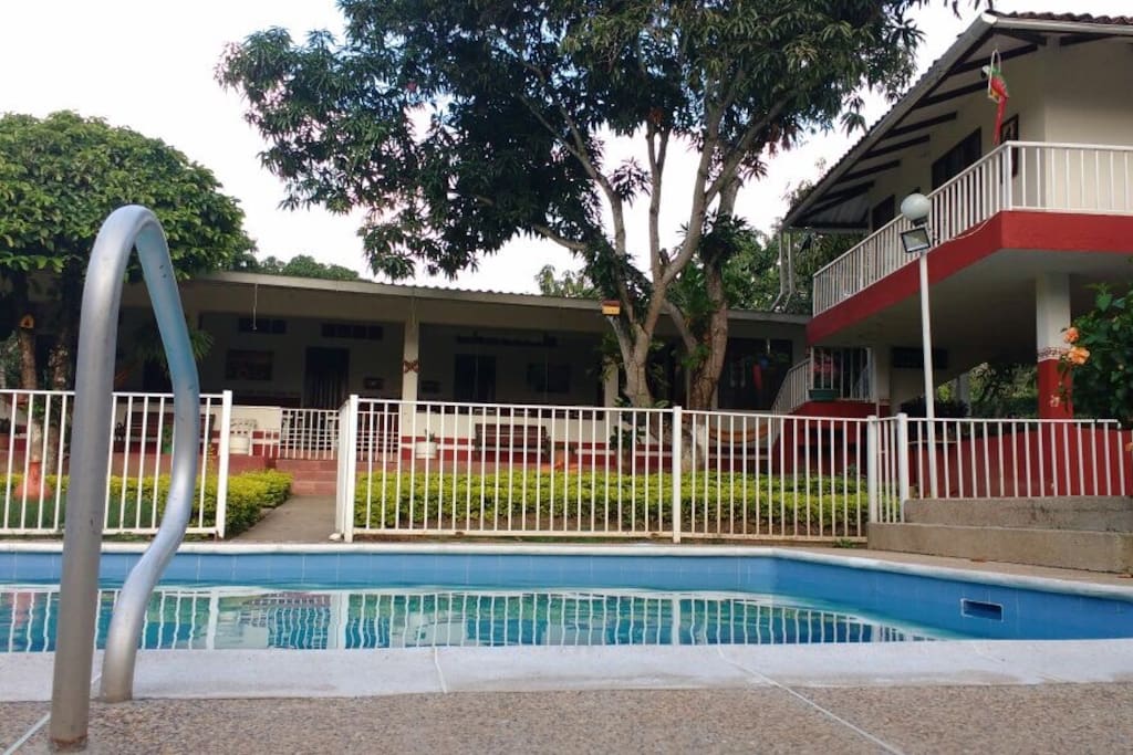Vista piscina y casa principal