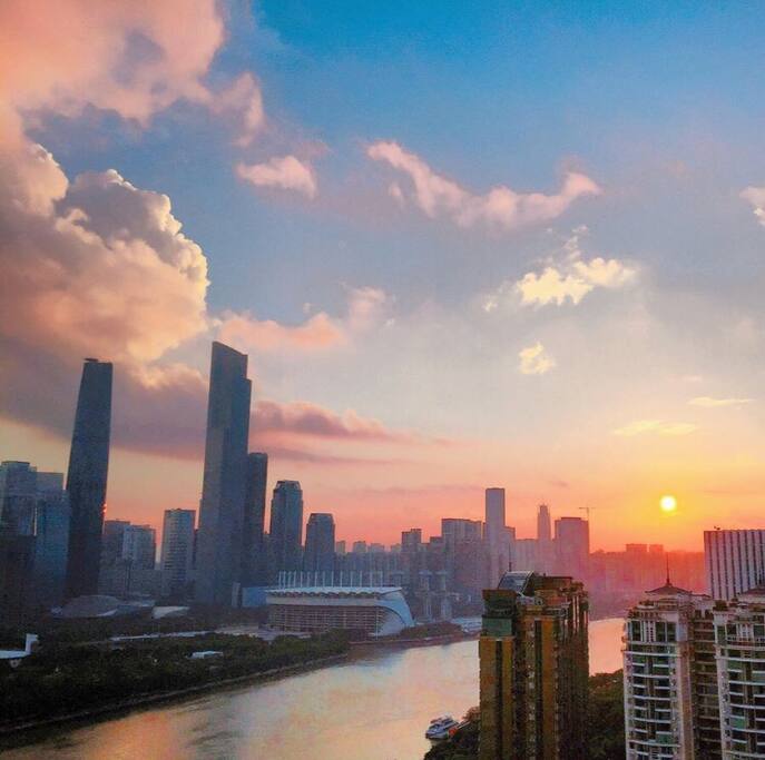 卧室窗外的夕阳西下