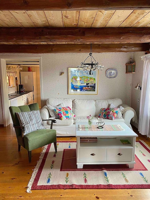 Top performing Airbnb: Cottage with its own jetty by Lake Usken in Örebro