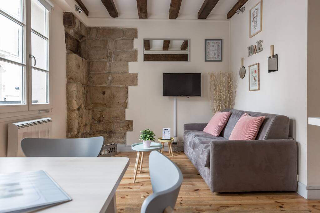 Living-room with pull-out bed. It is equipped with WIFI and table to have dinner/lunch/breakfast for 4.