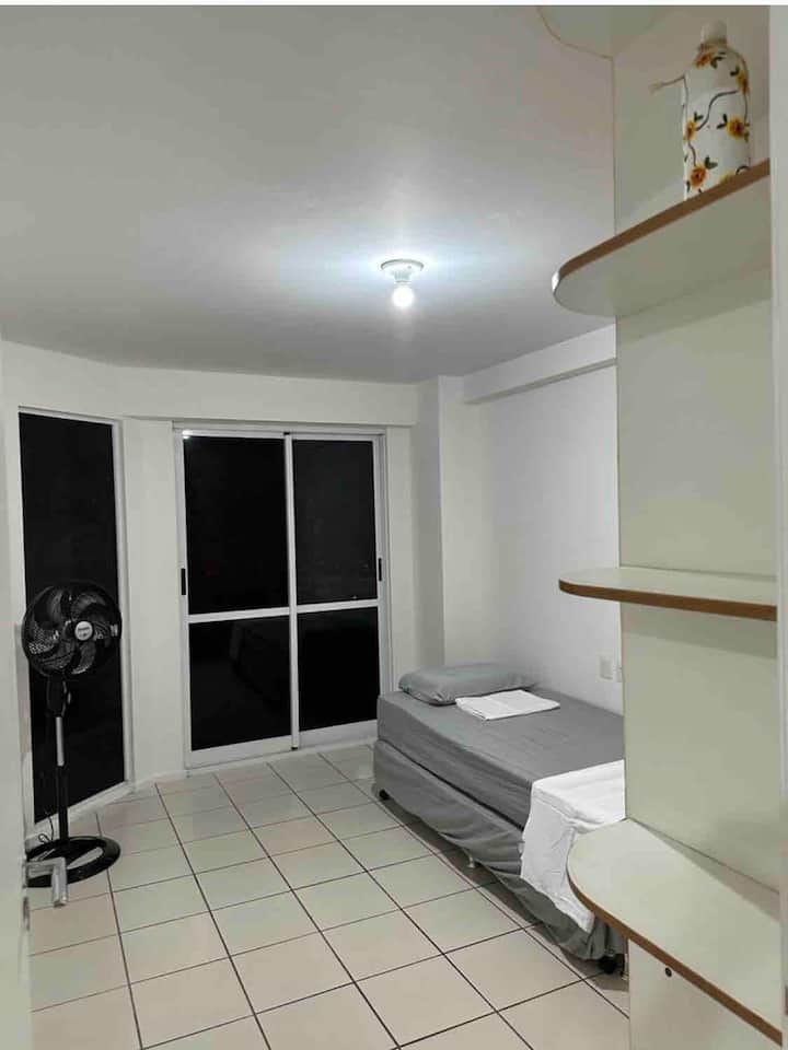 2e slaapkamer (eenpersoonsbed met extra bed) en ventilator met toegang tot het balkon 