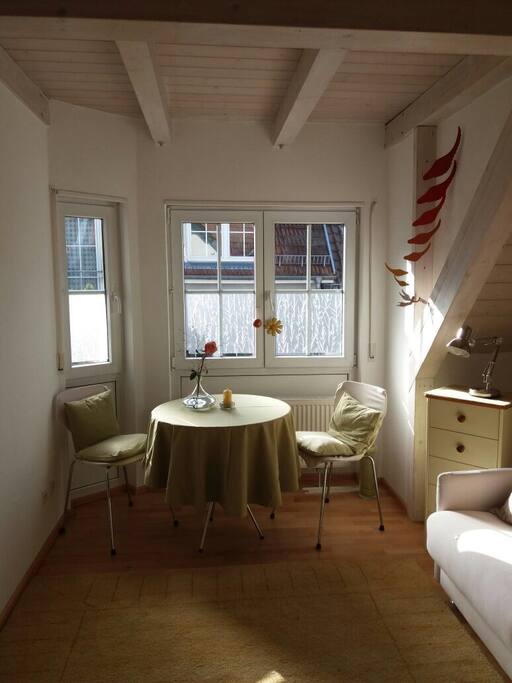 Kleine Sitzecke zum Arbeiten und Essen