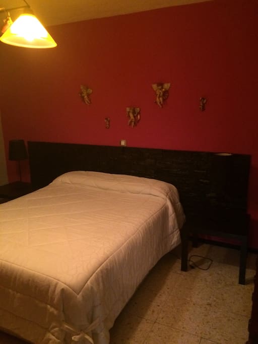 Cama de matrimonio y amplios armarios