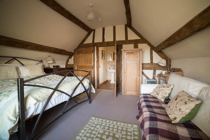 Das Oak-Zimmer mit Kingsize-Bett führt in ein eigenes Bad.