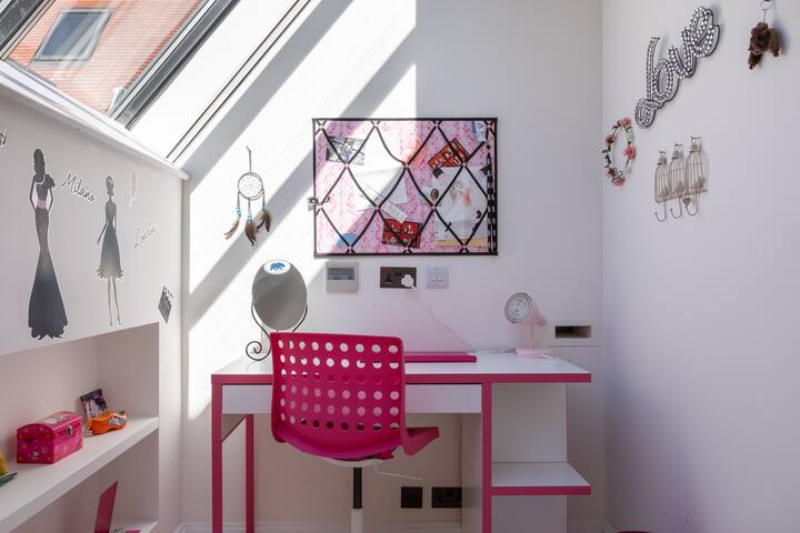 Large Unique Contemporary Loft Home Sleeps Eight gallery image 2