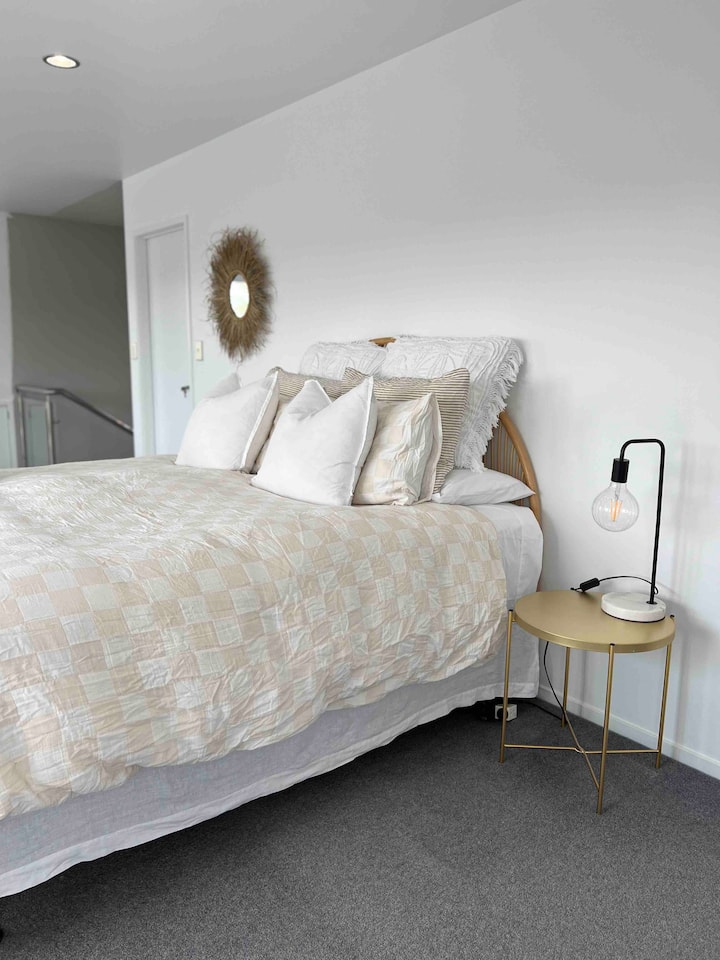 Chambre 1 - Retrait à l'étage de la suite parentale avec lit King Size