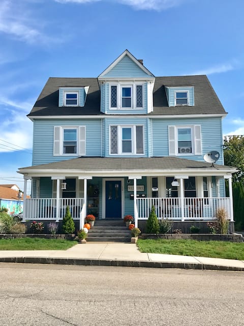 Walk to Beach from Spacious 1920 Home