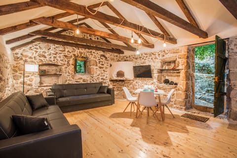 Popular Airbnb listing: 4 Lemon in Općina Janjina