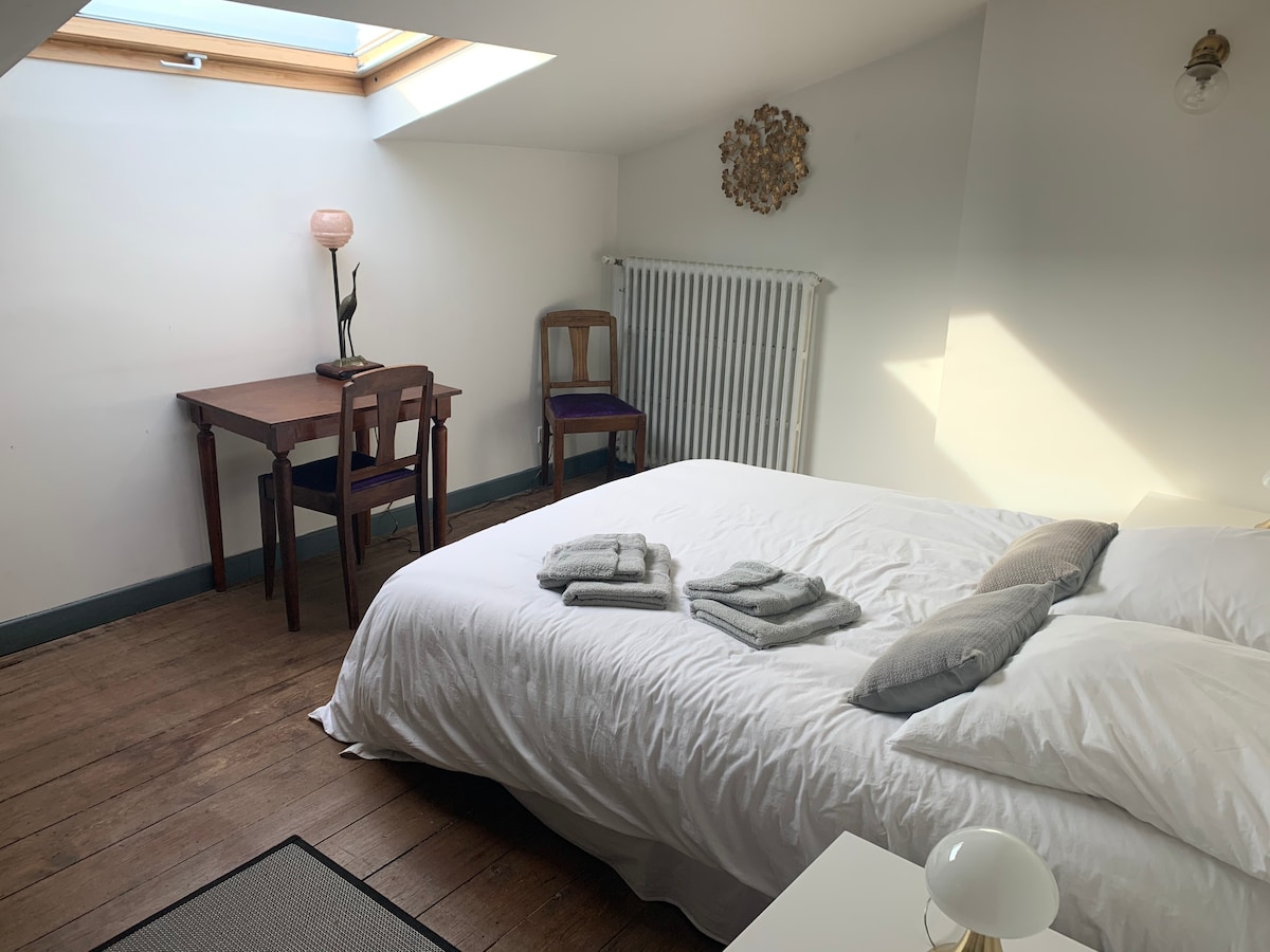 Dormitorio 2
Cama doble 140, 2 lámparas de noche, armarios empotrados, escritorio y sillas, muebles antiguos