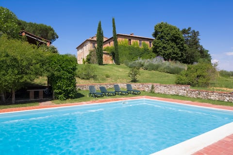 Airbnb con migliori performance: Enchanting Rose Garden Pool Villa a Siena